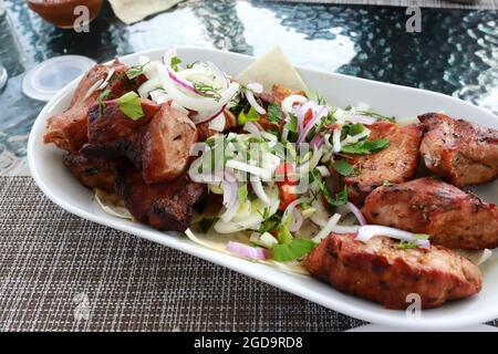 Kebabs de bœuf avec oignons sur l'assiette du restaurant Banque D'Images