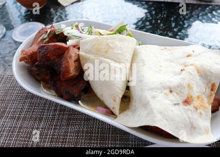 Kebabs couverts de pita sur l'assiette dans le restaurant Banque D'Images