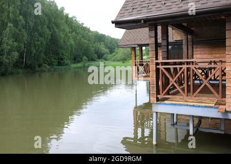 Maison en bois sur la rive de l'étang dans la région de Moscou, Russie Banque D'Images