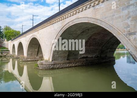 Pont Saarbrucken sur le fleuve Kura à Tbilissi, Géorgie. Déplacement Banque D'Images