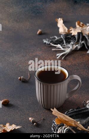 Café Acorn en tasse sur brun. Succédanés de café sans caféine. Gros plan. Format vertical. Banque D'Images