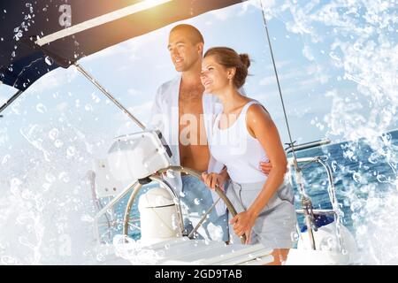 Homme et femme volant plaisir yacht Banque D'Images