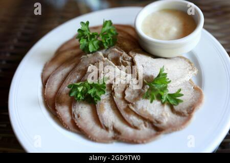 Morceaux de langue de bœuf avec sauce au raifort sur l'assiette du restaurant Banque D'Images