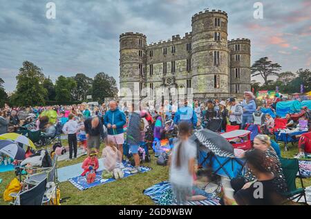 Membres d'un public de festival de musique devant le château de Lulworth, au Camp Bestival, Lulworth, Dorset, Grande-Bretagne. Banque D'Images