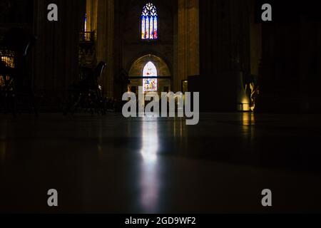 Séville Espagne le 10 août 2021 à l'intérieur de l'église de la cathédrale Saint-Métropolitaine et patriarcale de Santa María de Sevilla, c'est la plus grande cathédrale gothique Banque D'Images