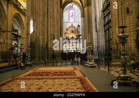 Séville Espagne le 10 août 2021 à l'intérieur de l'église de la cathédrale Saint-Métropolitaine et patriarcale de Santa María de Sevilla, c'est la plus grande cathédrale gothique Banque D'Images