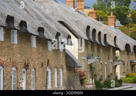 Cottages traditionnels de chaume anglais, à West Lulworth, Dorset, sud-ouest de l'Angleterre, Grande-Bretagne. Banque D'Images