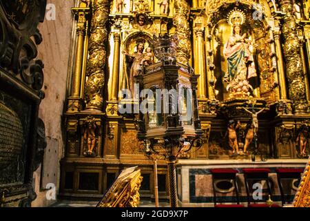 Séville Espagne le 10 août 2021 à l'intérieur de l'église de la cathédrale Saint-Métropolitaine et patriarcale de Santa María de Sevilla, c'est la plus grande cathédrale gothique Banque D'Images