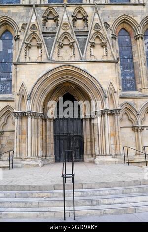 Entrée à York Minsters South transept à Minster Yard dans la ville de York Yorkshire Angleterre Royaume-Uni Banque D'Images