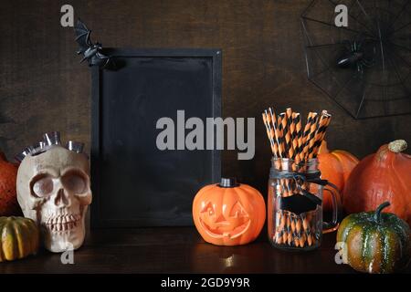 Jack-o-lanterne à tête de citrouille d'Halloween sur fond sombre. Préparation pour une fête amusante. Joyeux halloween. Copier l'espace. Banque D'Images