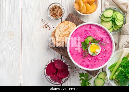 Soupe végétarienne saine à base de concombre, pommes de terre, betteraves, herbes fraîches et kéfir. Banque D'Images