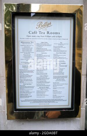 Betty's Cafe Tea Rooms Menu à St Helen's Square dans la ville de York, Angleterre, Royaume-Uni Banque D'Images