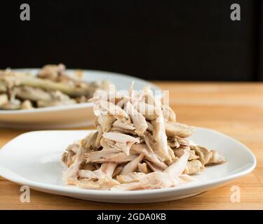 La viande de poulet a été coupée en petits morceaux. Banque D'Images