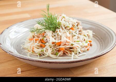 Salade de chou, de carottes et de poisson en conserve. Banque D'Images