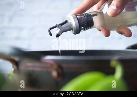 Verser de l'huile végétale dans la poêle. Banque D'Images