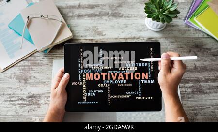 Nuage de mots de motivation sur l'écran de l'appareil. Banque D'Images