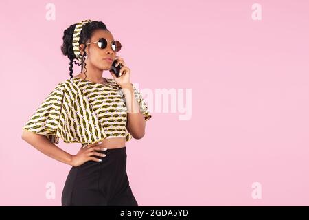 Afro-américaine, femme parlant au téléphone avec une posture fraîche Banque D'Images