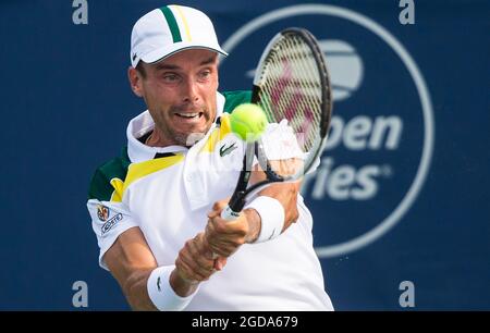 Toronto, Canada. 11 août 2021. Roberto Bautista Agut, d'Espagne, retourne le ballon à Tommy Paul, des États-Unis, lors du deuxième tour du match des célibataires hommes à l'ouverture de la Banque nationale 2021 à Toronto, Canada, le 11 août 2021. Credit: Zou Zheng/Xinhua/Alamy Live News Banque D'Images