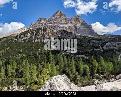 Belle vue sur le Tre Cime di Lavaredo. Grande vue panoramique sur les dolomites en italie. Ciel bleu. Wanderlust Banque D'Images