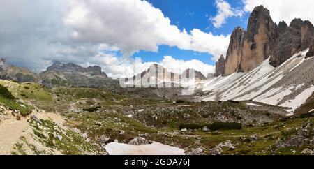 Belle vue sur le Tre Cime di Lavaredo. Grande vue panoramique sur les dolomites en italie. Ciel bleu. Wanderlust Banque D'Images