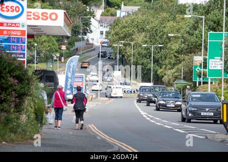 Fishguard, Pembrokeshire, royaume-uni . 12 août 2021 les touristes affluent vers les villes de Coatal maintenant estrictionsss sont enraillés au pays de galles, les températures augmentent à 18 degrés activités de la mer et la culture de café reprendre crédit: Debra Angel/Alay Live News Banque D'Images