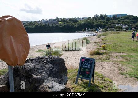 Fishguard, Pembrokeshire, royaume-uni . 12 août 2021 les touristes affluent vers les villes de Coatal maintenant estrictionsss sont enraillés au pays de galles, les températures augmentent à 18 degrés activités de la mer et la culture de café reprendre crédit: Debra Angel/Alay Live News Banque D'Images