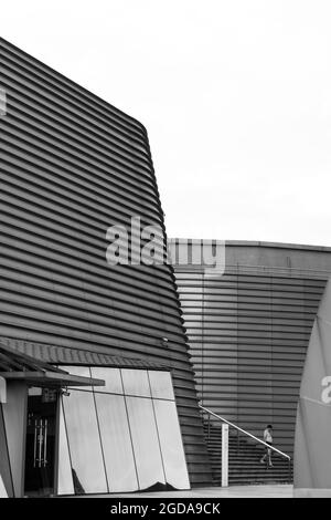 GUANGZHOU, CHINE - 17 juillet 2021 : photo en niveaux de gris d'un vieux nageur qui se promonne depuis la piscine Banque D'Images