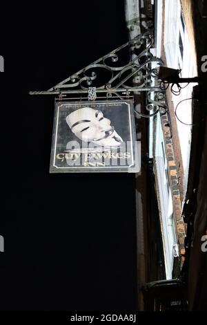 Guy Fawkes Inn signe la nuit à High Petergate dans la ville de York Yorkshire Angleterre Banque D'Images