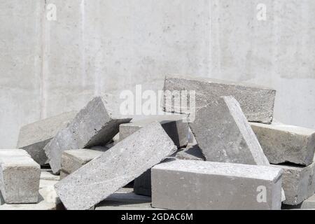 Un tas de briques de type ciment. La brique pleine est utilisée pour la construction. Beaucoup de briques en béton au chantier Banque D'Images