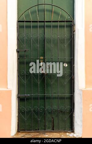 Détails de porte antique en couleur avec ombre, fer, ciment, bois.Pelourinho, Salvador, Bahia, Brésil. Banque D'Images