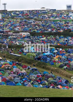 Newquay, Cornwall. 12:00 heures. Le festival de musique et de surf Boardmasters 2021 près de Watergate Bay. Une tente et un village de Tipi ont été créés sur des terres agricoles adjacentes afin d'accommentadiser les dizaines de milliers attendus. Foals Gorillaz et Jorja Smith titre. The Kooks.Also Loyle Carner, Jaie xx, Lianne la Havas, 12 août 2021. Crédit : Robert Taylor/Alay Live News Banque D'Images