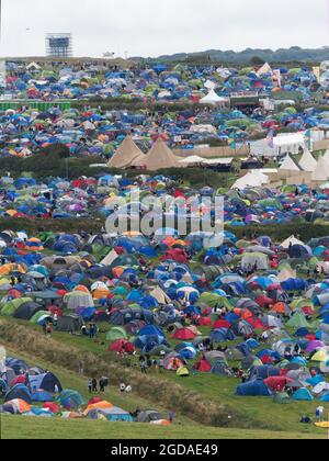 Newquay, Cornwall. 12:00 heures. Le festival de musique et de surf Boardmasters 2021 près de Watergate Bay. Une tente et un village de Tipi ont été créés sur des terres agricoles adjacentes afin d'accommentadiser les dizaines de milliers attendus. Foals Gorillaz et Jorja Smith titre. The Kooks.Also Loyle Carner, Jaie xx, Lianne la Havas, 12 août 2021. Crédit : Robert Taylor/Alay Live News Banque D'Images