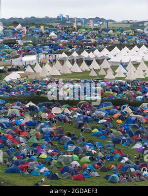 Newquay, Cornwall. 12:00 heures. Le festival de musique et de surf Boardmasters 2021 près de Watergate Bay. Une tente et un village de Tipi ont été créés sur des terres agricoles adjacentes afin d'accommentadiser les dizaines de milliers attendus. Foals Gorillaz et Jorja Smith titre. The Kooks.Also Loyle Carner, Jaie xx, Lianne la Havas, 12 août 2021. Crédit : Robert Taylor/Alay Live News Banque D'Images