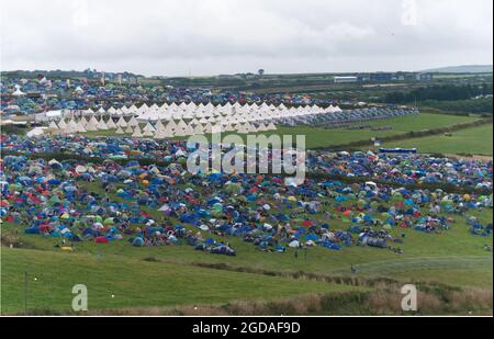 Newquay, Cornwall. 12:00 heures. Le festival de musique et de surf Boardmasters 2021 près de Watergate Bay. Une tente et un village de Tipi ont été créés sur des terres agricoles adjacentes afin d'accommentadiser les dizaines de milliers attendus. Foals Gorillaz et Jorja Smith titre. The Kooks.Also Loyle Carner, Jaie xx, Lianne la Havas, 12 août 2021. Crédit : Robert Taylor/Alay Live News Banque D'Images