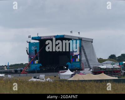 Newquay, Cornwall. 12:00 heures. Le festival de musique et de surf Boardmasters 2021 près de Watergate Bay. Une tente et un village de Tipi ont été créés sur des terres agricoles adjacentes afin d'accommentadiser les dizaines de milliers attendus. Foals Gorillaz et Jorja Smith titre. The Kooks.Also Loyle Carner, Jaie xx, Lianne la Havas, 12 août 2021. Crédit : Robert Taylor/Alay Live News Banque D'Images