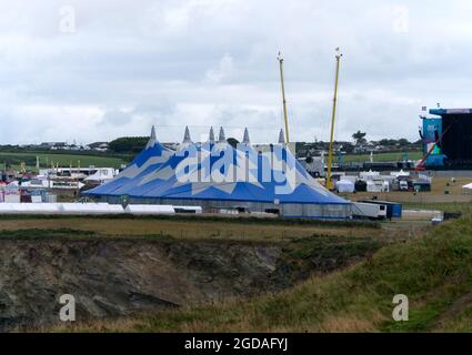 Newquay, Cornwall. 12:00 heures. Le festival de musique et de surf Boardmasters 2021 près de Watergate Bay. Une tente et un village de Tipi ont été créés sur des terres agricoles adjacentes afin d'accommentadiser les dizaines de milliers attendus. Foals Gorillaz et Jorja Smith titre. The Kooks.Also Loyle Carner, Jaie xx, Lianne la Havas, 12 août 2021. Crédit : Robert Taylor/Alay Live News Banque D'Images