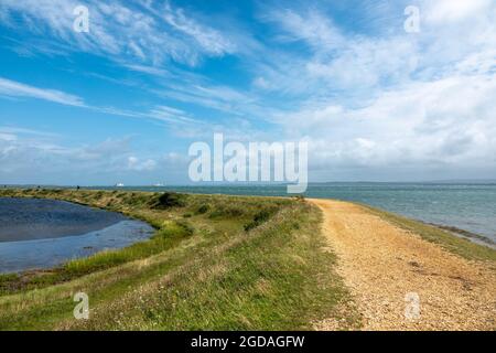 Sentier le long du sentier de Solent Way à Lymington Hampshire, en Angleterre, par une belle journée d'été Banque D'Images