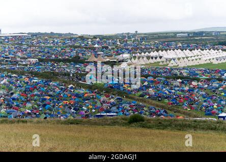 Newquay, Cornwall. 12:00 heures. Le festival de musique et de surf Boardmasters 2021 près de Watergate Bay. Une tente et un village de Tipi ont été créés sur des terres agricoles adjacentes afin d'accommentadiser les dizaines de milliers attendus. Foals Gorillaz et Jorja Smith titre. The Kooks.Also Loyle Carner, Jaie xx, Lianne la Havas, 12 août 2021. Crédit : Robert Taylor/Alay Live News Banque D'Images