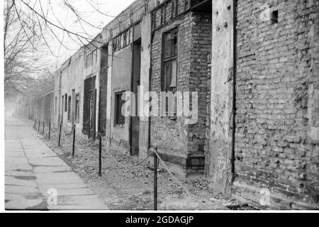 21 mars 1978, Berlin: Seuls les sous-sols des bâtiments résidentiels se trouvent dans la Bernauer Strasse à l'ouest de Berlin et sont en même temps des fortifications frontalières de la RDA et d'une partie du mur de Berlin. Le 13 août 2021 marque le 60e anniversaire de la construction du mur de Berlin. Photo: Wolfgang Kumm/dpa Banque D'Images