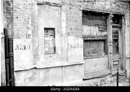 21 mars 1978, Berlin : un sous-sol fortifié d'un immeuble résidentiel de Bernauer Strasse forme la frontière entre Berlin-Ouest et Berlin-est. Les portes et les fenêtres sont murées, sont en même temps des installations frontalières et appartiennent au mur de Berlin. Le 13 août 2021 marque le 60e anniversaire de la construction du mur de Berlin. Photo: Wolfgang Kumm/dpa Banque D'Images