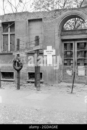 21 mars 1978, Berlin: Une croix en bois se dresse devant le sous-sol d'un immeuble résidentiel dans la rue Bernauer Strasse à l'ouest de Berlin. Les portes et les fenêtres sont bridées, sont en même temps des installations frontalières et appartiennent au mur de Berlin. Le 13 août 2021 marque le 60e anniversaire de la construction du mur de Berlin. Photo: Wolfgang Kumm/dpa Banque D'Images