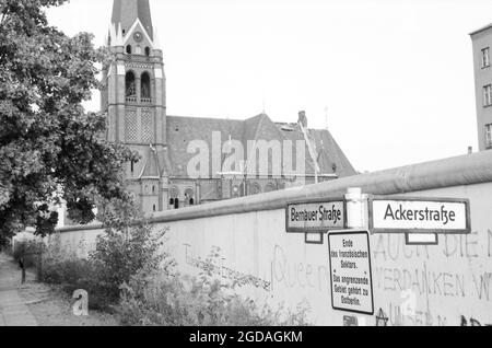 21 mars 1978, Berlin : l'église de réconciliation de Bernauer Strasse, dans le quartier de Wedding, se trouve au milieu de la bande de la mort, à la frontière entre Berlin-Ouest et Berlin-est. Il a été soufflé en janvier 1985. Ce vendredi (13.08.2021), les célébrations du 60e anniversaire de la construction du mur auront lieu ici. Photo: Wolfgang Kumm/dpa Banque D'Images