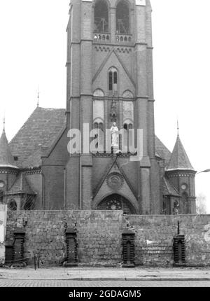 21 mars 1978, Berlin: L'église de réconciliation de Bernauer Strasse dans le quartier de Wedding se trouve au milieu de la bande de la mort à la frontière; les entrées de la rue sont murées et font partie du mur de Berlin. Il a été soufflé en janvier 1985. Le 13 août 2021 marque le 60e anniversaire de la construction du mur de Berlin. Photo: Wolfgang Kumm/dpa Banque D'Images