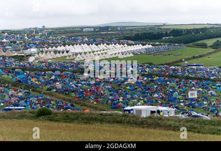 Newquay, Cornwall. 12:00 heures. Le festival de musique et de surf Boardmasters 2021 près de Watergate Bay. Une tente et un village de Tipi ont été créés sur des terres agricoles adjacentes afin d'accommentadiser les dizaines de milliers attendus. Foals Gorillaz et Jorja Smith titre. The Kooks.Also Loyle Carner, Jaie xx, Lianne la Havas, 12 août 2021. Crédit : Robert Taylor/Alay Live News Banque D'Images