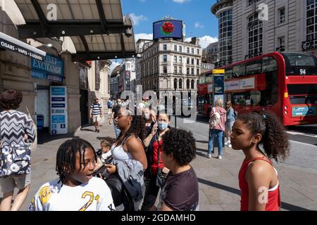 Avec de nombreuses personnes et familles séjournant au Royaume-Uni pour leur séjour d'été pendant les vacances scolaires, un grand nombre de touristes domestiques, Qui ont normalement voyagé à l'étranger, ont défait sur la capitale pour voir les sites, comme vu ici à Piccadilly le 10 août 2021 à Londres, Royaume-Uni. Suite à la peur de la santé du coronavirus / Covid-19 des deux dernières années, et avec certaines restrictions de voyage toujours en place, plus de personnes ont choisi une staycation qui est un séjour passé dans un pays d'origine plutôt qu'à l'étranger, ou un passé à la maison et impliquant des excursions d'une journée à des attractions locales. Banque D'Images