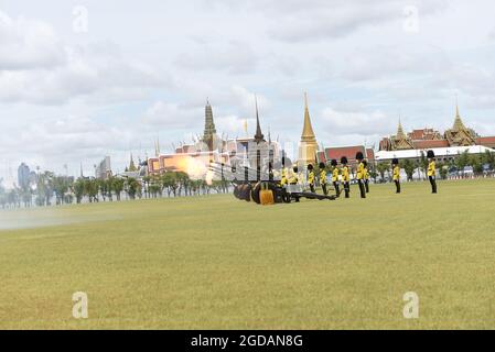 Bangkok, Thaïlande. 12 août 2021. 1er Régiment d'artillerie de campagne, Garde royale, Armée royale thaïlandaise, un hommage de 21 armes à feu en l'honneur du 89e anniversaire de sa Majesté la reine Sirikit la reine mère sur le terrain royal Sanam Luang devant le Grand Palais. (Photo de Teera Noisakran/Pacific Press) Credit: Pacific Press Media production Corp./Alay Live News Banque D'Images