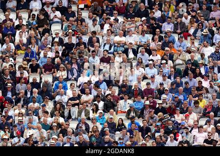 Vue générale des fans dans les tribunes pendant le premier jour du deuxième Test de Cinch au Lord's, Londres. Date de la photo: Jeudi 12 août 2021. Banque D'Images