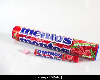 Dans cette photo, des paquets de Mentos, dragées de fraise et de chewy sur fond blanc. Banque D'Images