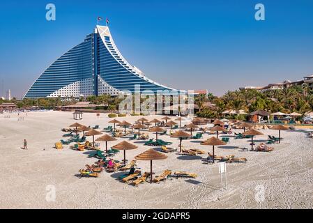 Dubaï, Émirats arabes Unis - 08 janvier 2012 : vue sur l'hôtel Jumeirah Beach avec sa plage privée. Cet hôtel est l'un des points de repère de Dubaï Banque D'Images