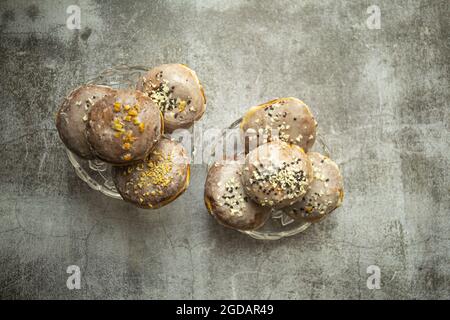 Vue de dessus des beignets polonais Paczki servis dans des assiettes Banque D'Images